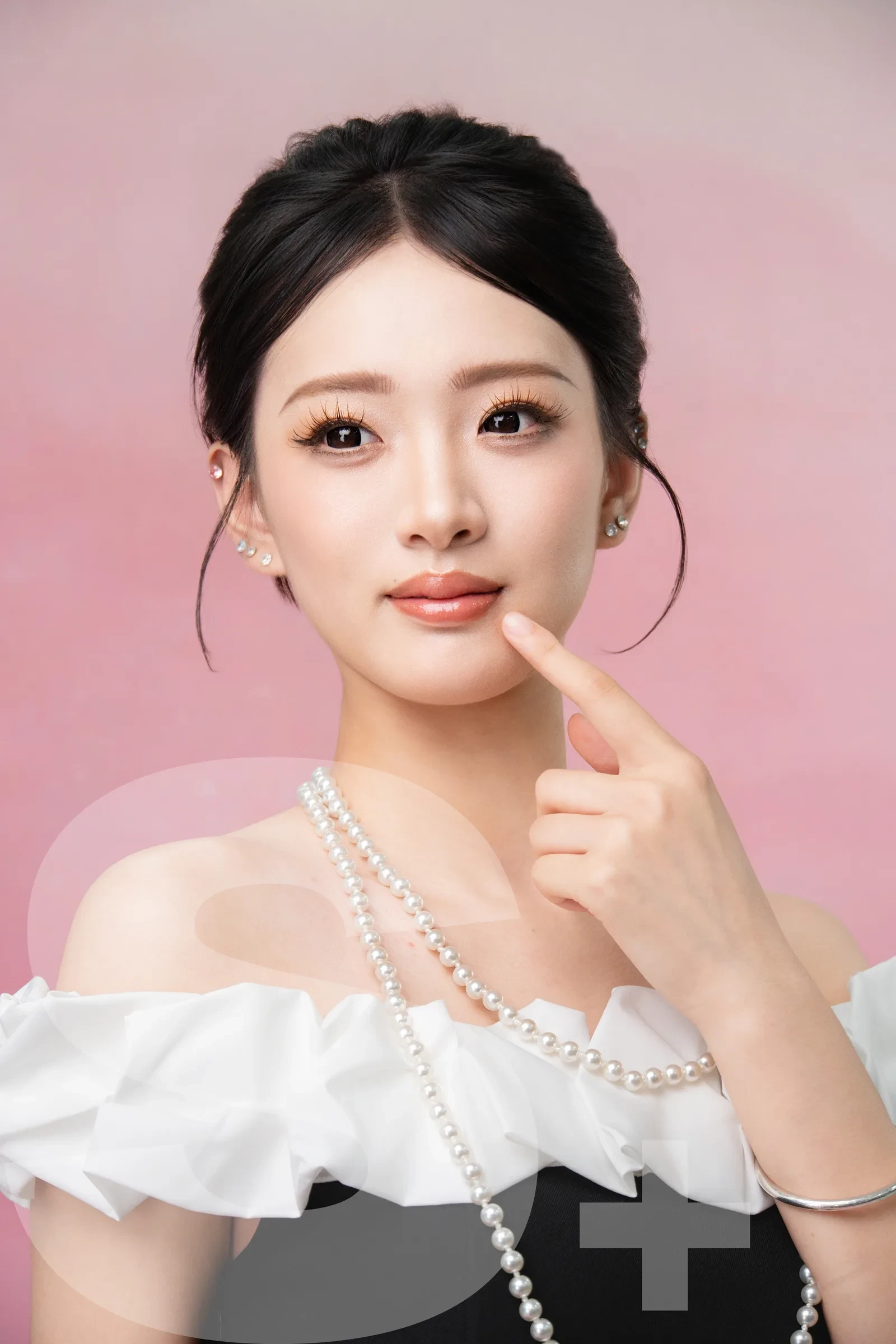 一袭粉幕九帧影：武佳萌的珍珠肖像艺术变奏