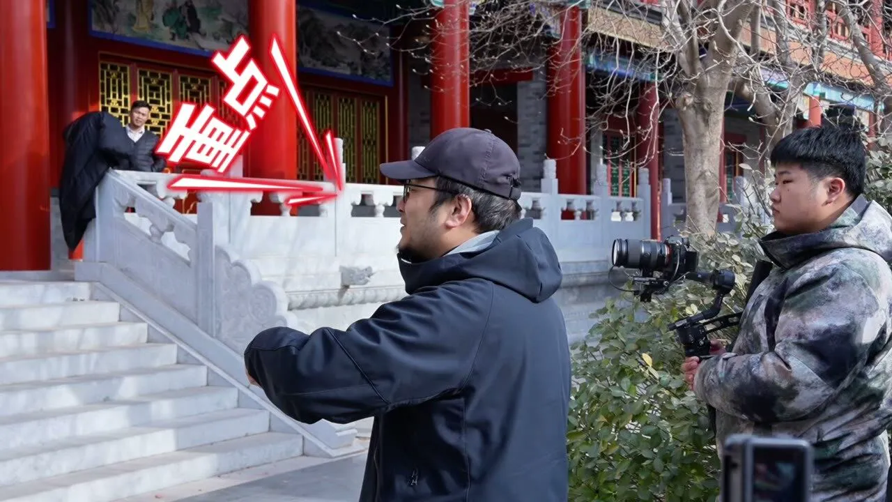 梁老师记录中式传统建筑环境中的动态拍摄与人物互动，视频画面